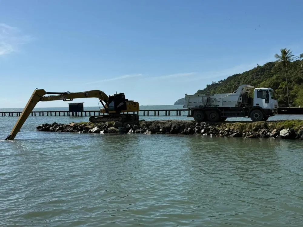 Penha retoma desassoreamento da foz do Rio Iriri como medida de prevenção
