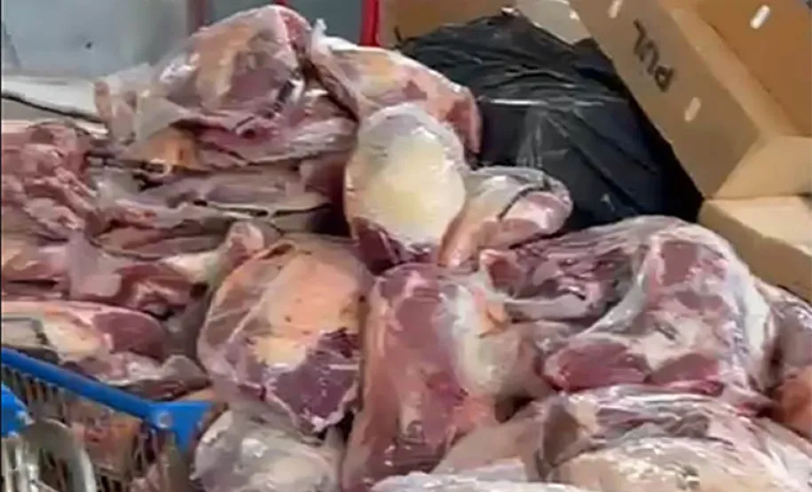Trio é preso após roubar 1,4 tonelada de carne resfriada no Centro de Penha 