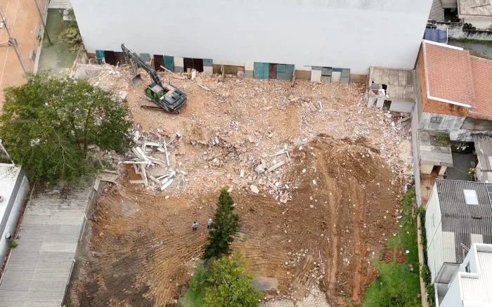 Edifício Irajá é demolido após ameaça de queda em Itajaí