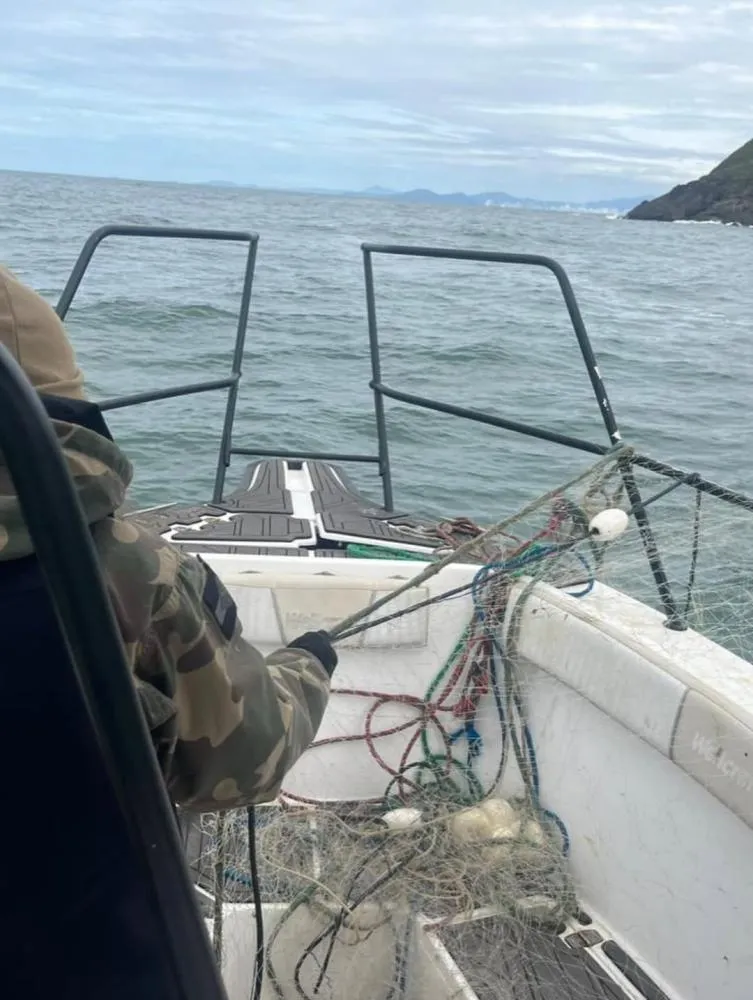 Polícia Militar Ambiental apreende rede ilegal de pesca no costão da praia de São Roque em Penha