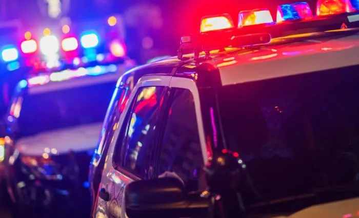 Populares atacam PM com pedras e rojões durante apreensão de adolescente em Itajaí