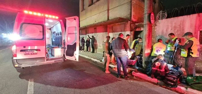 Motociclista de de 20 anos morre ao bater em poste na rua Blumenau em Itajaí 