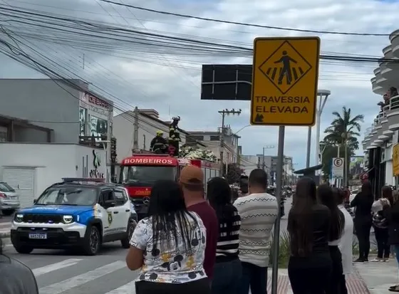 Cortejo em carro dos bombeiros marca funeral de Popeye em Navegantes