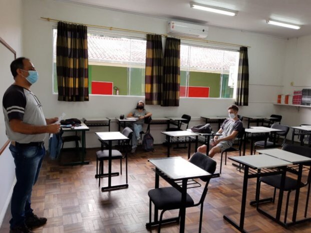 Governo de SC publica decreto que regulamenta volta das aulas presenciais