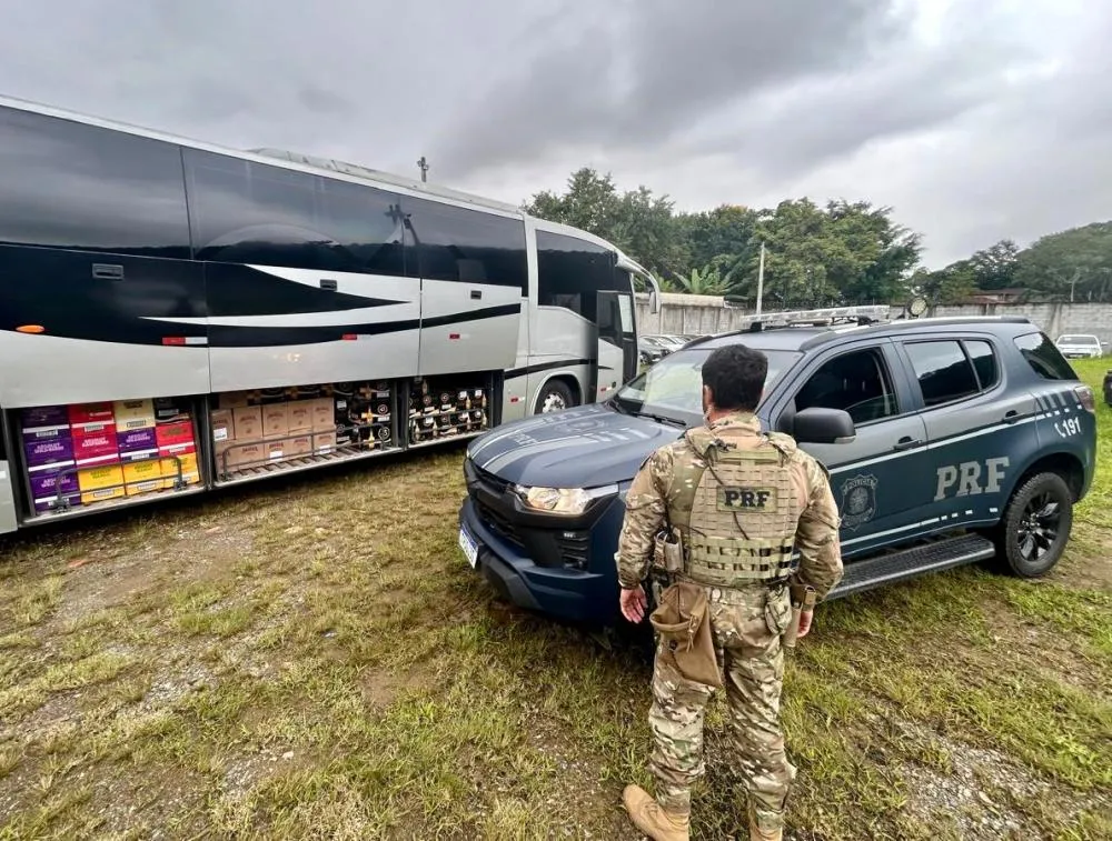 PRF intercepta ônibus com 3 mil garrafas de bebidas uruguaias em Araquari