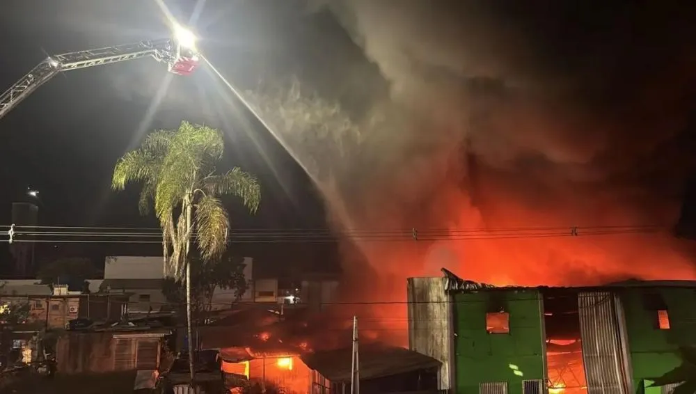 Incêndio destrói galpão e atinge residências em Itapema 