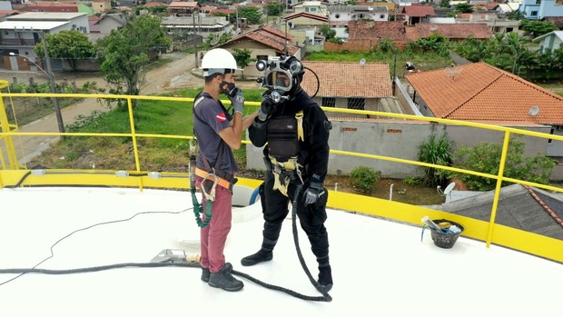 Águas de Penha faz limpeza dos reservatórios com ajuda de mergulhadores