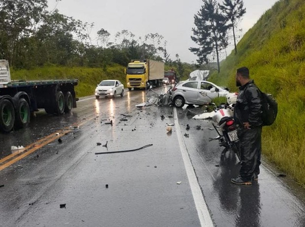 Itapoá: Quatro pessoas morrem em acidente entre caminhão e veículo de passeio na SC-415