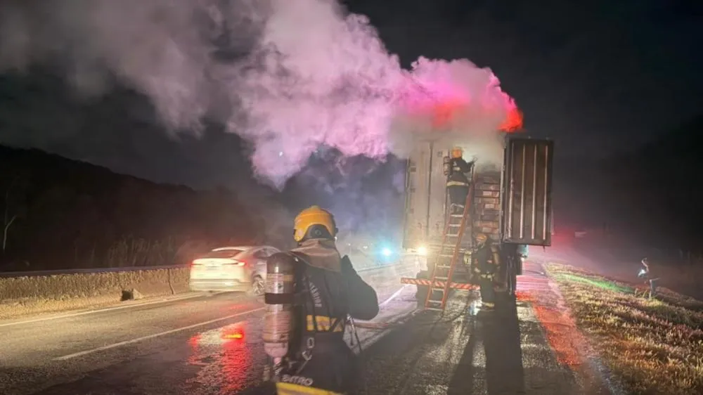 Quase 30 toneladas de carne torram após caminhão pegar fogo na BR-101 em Joinville