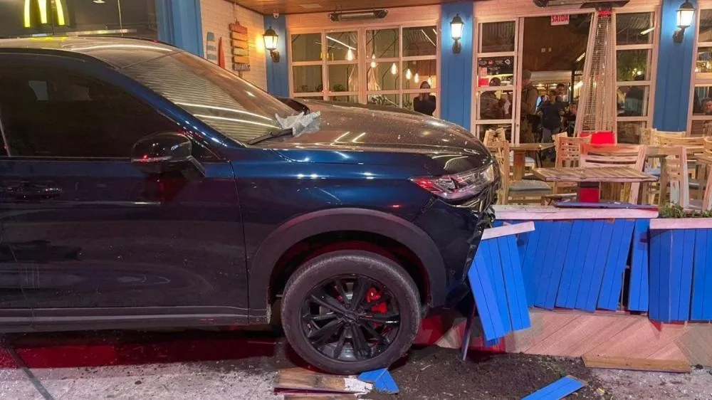 Grávida perde controle de carro de luxo e invade restaurante em Balneário Camboriú
