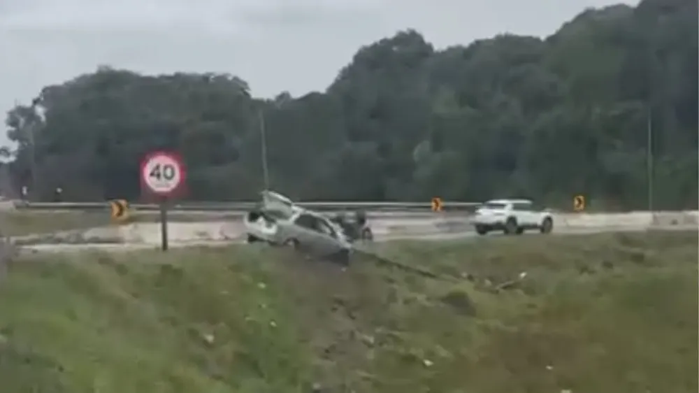 Perseguição na BR-101 termina com acidente, trocas de tiros e morte em Joinville