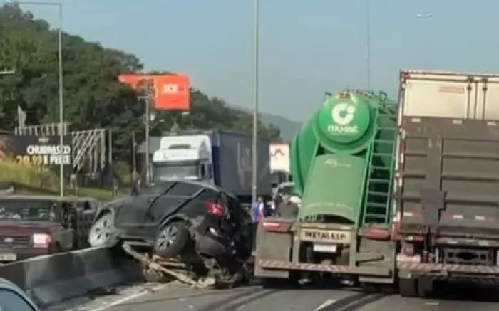 Engavetamento deixa quatro feridos na BR-101 em Penha