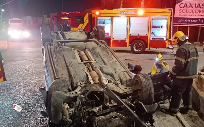 Carro capota em Cordeiros e motorista é levado ao hospital Marieta em Itajaí