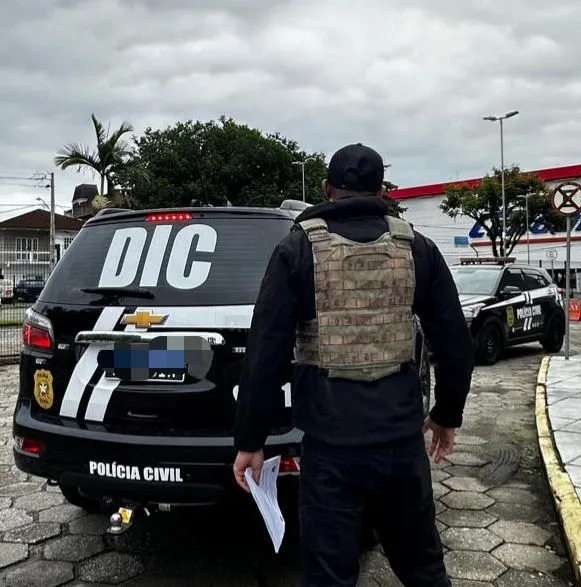 Polícia Civil deflagra operação contra esquema de estelionato e fraude na venda de carros de luxo em Joinville