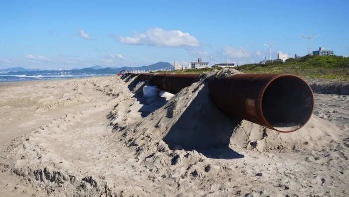 Tubulação avança pra iniciar alargamento na praia Gravatá em Navegantes