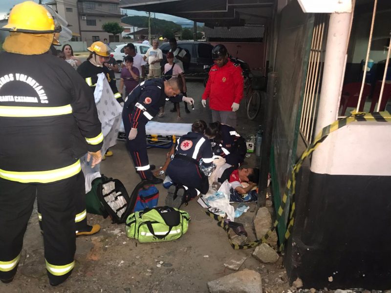 NA CALÇADA: MULHER DÁ A LUZ NA RUA NA ZONA SUL DE JOINVILLE
