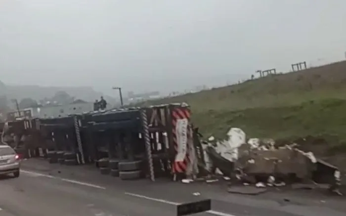 Carreta tomba na BR-101 e causa fila de 10 quilômetros em Penha