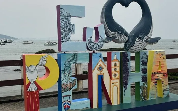 Retirada de escultura da praça do Coreto na praia Armação em Penha causa revolta