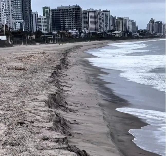 Praia de Balneário Piçarras apresenta erosão dois meses após inauguração de megaobra de alargamento
