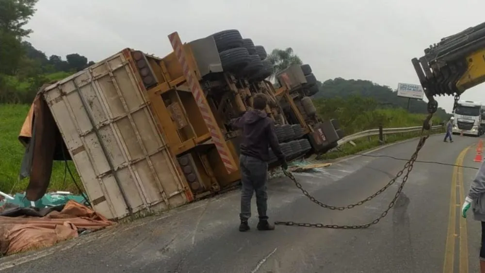 Carreta tomba e interdita totalmente a BR-280 em Joinville