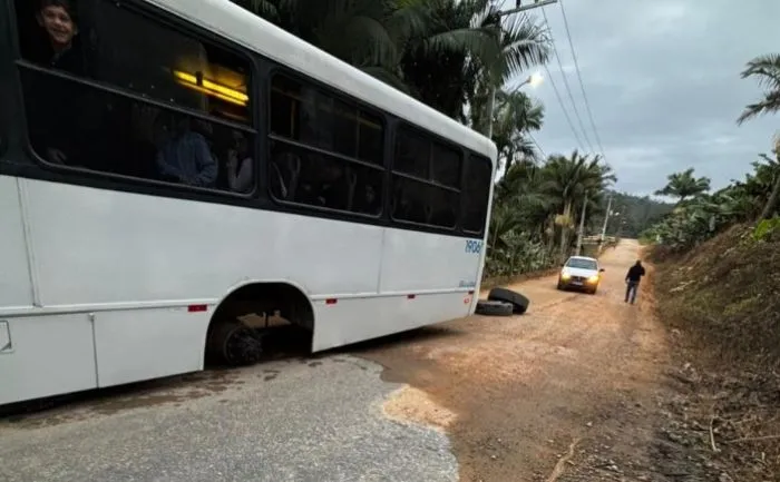 Rodas de ônibus de estudantes soltam em pleno trajeto pras escolas em Barra Velha 