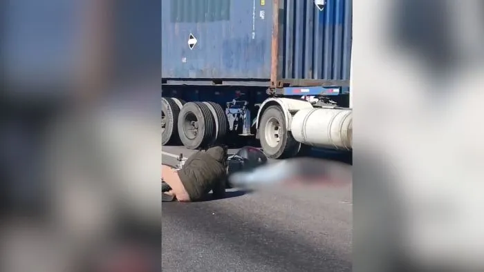 Carreta passa por cima de motociclista na BR-101 em Itajaí