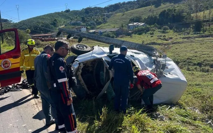 Motorista morre ao capotar van e bater em poste na SC-414 em Navegantes