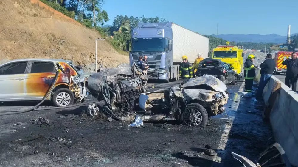 Colisão entre carreta e carros em Indaial deixa 1 morto e 3 feridos na BR-470