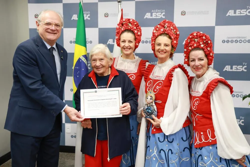 Angelina Blahobrazoff é homenageada na Alesc pelos 30 anos de preservação da cultura eslava