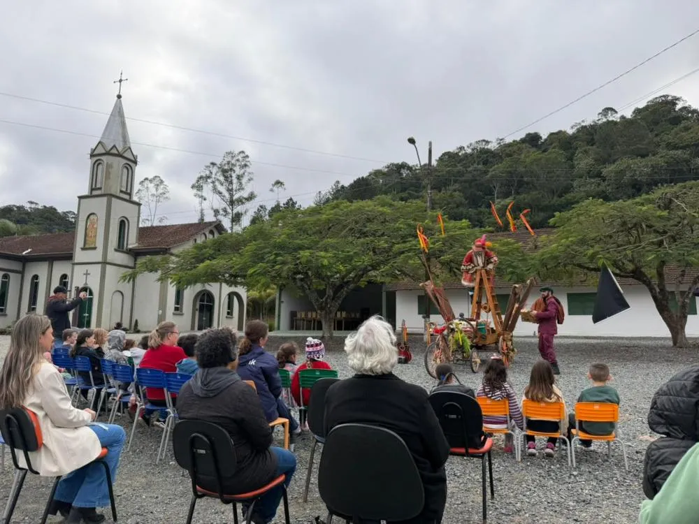 Projeto “Carroça dos Sonhos” leva espetáculo acessível de teatro de rua para Araquari