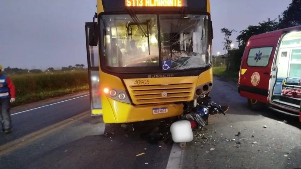 Moto vai parar embaixo de ônibus e piloto morre em acidente na BR-280 em Araquari 