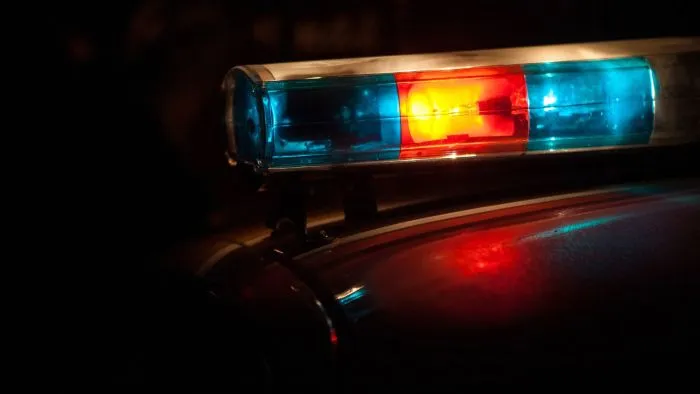 Assaltante atrapalhado bate carro roubado e é pego pela PM