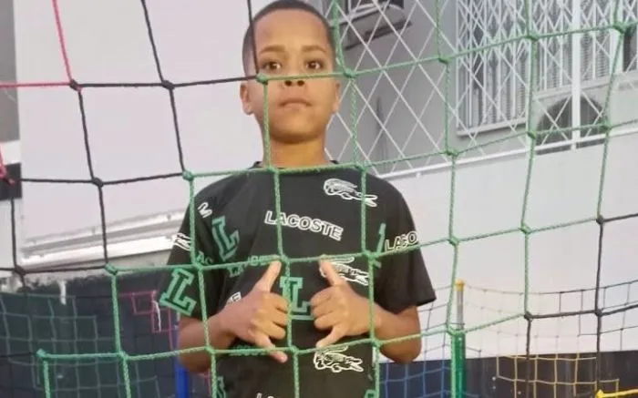 Menino foi atingido por trave em praça do Matadouro segue em estado gravíssimo na UTI do Pequeno Anjo