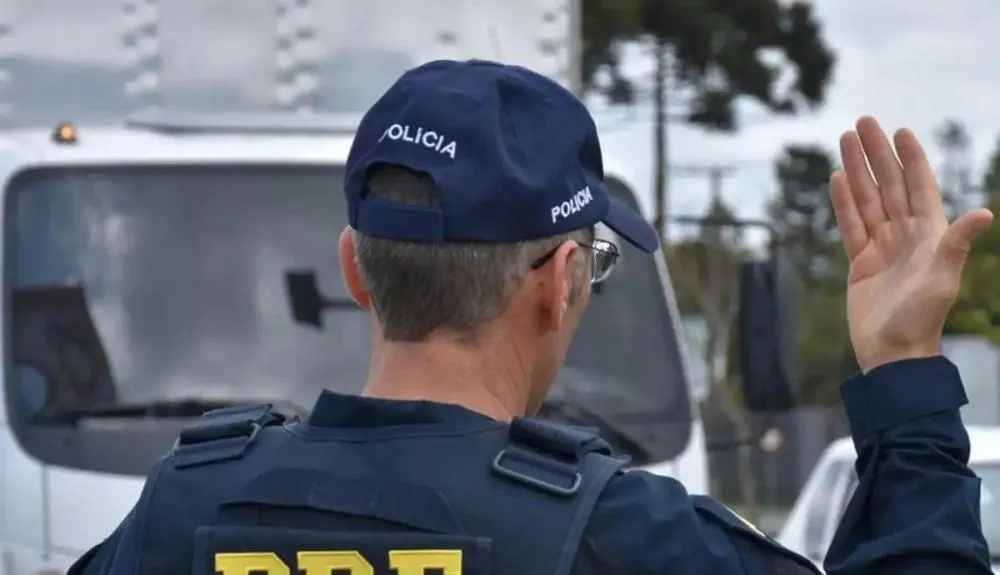 Casal é preso com cigarros eletrônicos, anabolizantes e remédios para emagrecer na BR-101 em Joinville