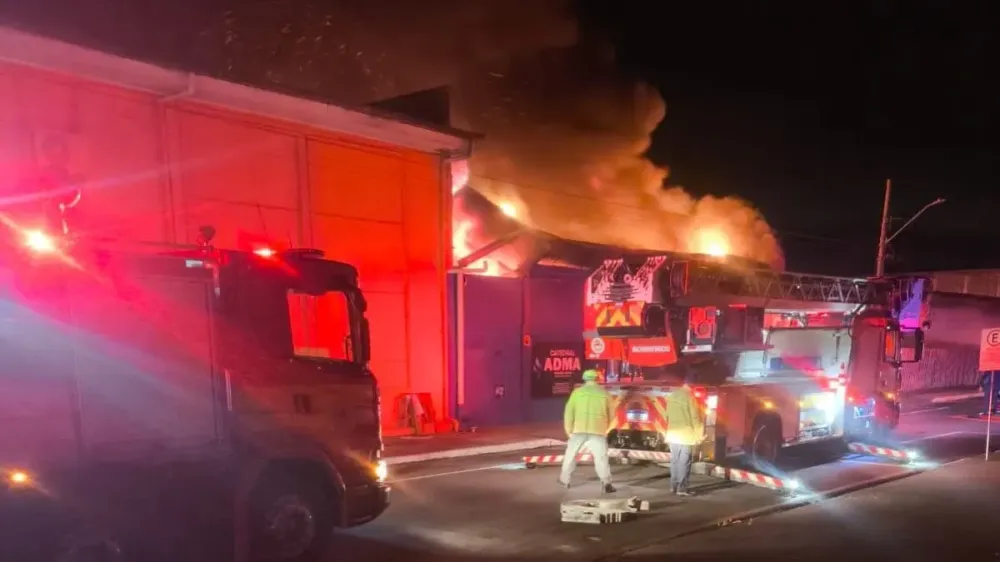 Incêndio destrói templo da Assembleia de Deus do Ministério do Avivamento em Balneário Camboriú 