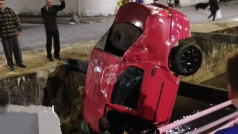 Duas mulheres morrem após carro capotar e cair em córrego em São José