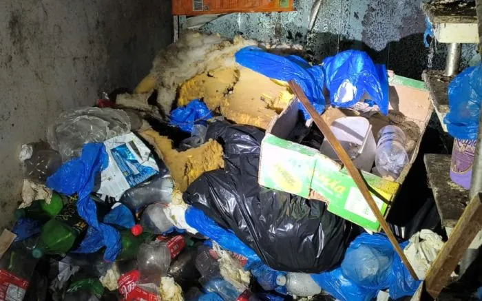Idosos são resgatados de casa tomada por lixo em Bombinhas
