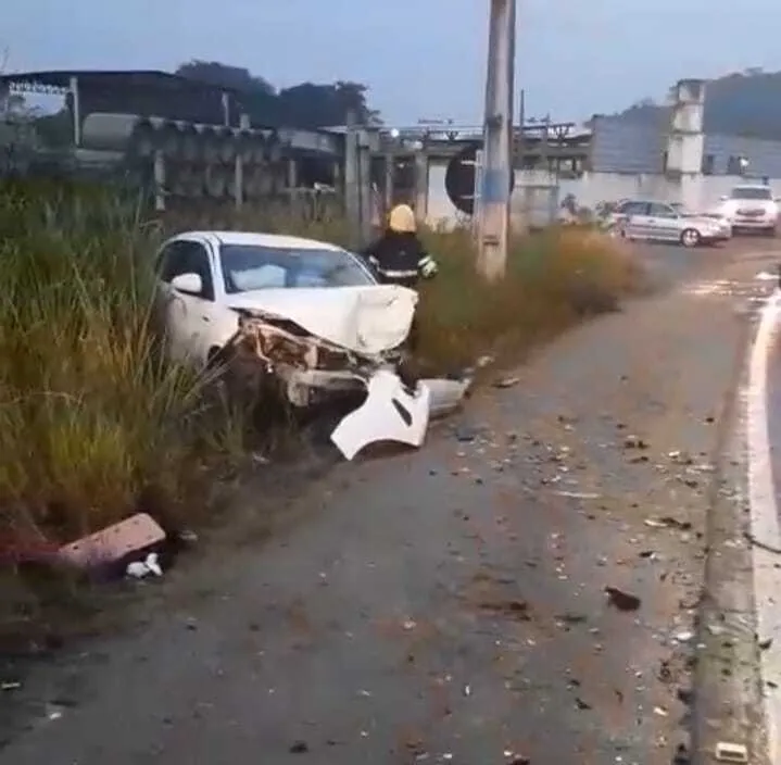 Acidente na SC-414 entre dois veículos deixa três pessoas feridas em Penha 