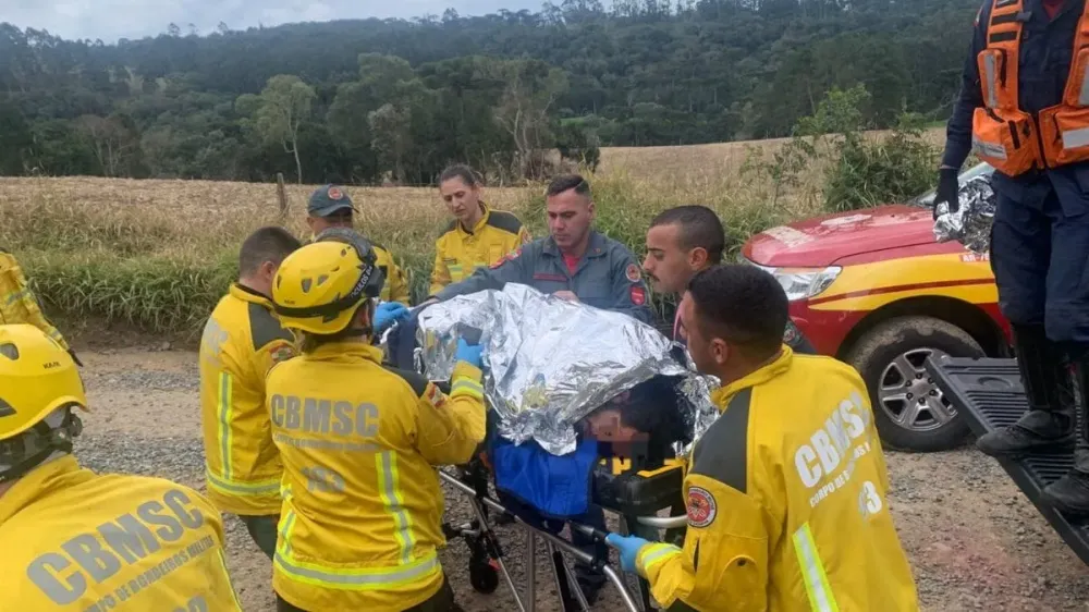 Homem desaparecido é encontrado com hipotermia na mata do Rio do Salto em Rio Negrinho 