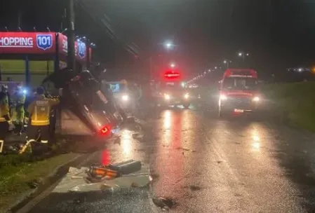 Duas jovens morrem após capotamento de caminhonete na marginal da BR-101 em Barra Velha