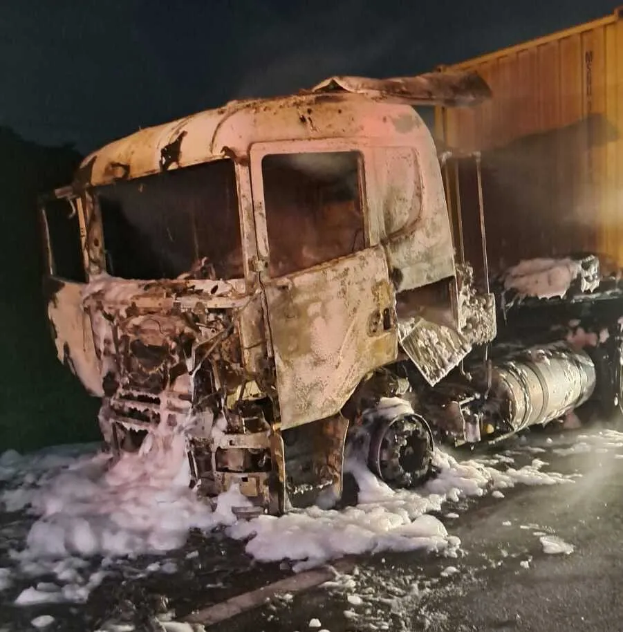 Fogo destrói cabine de caminhão Scania na BR-101 em Itapema