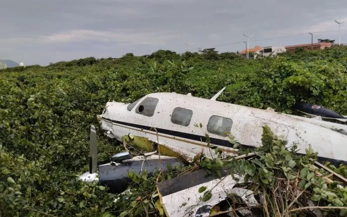 Avião de pequeno porte cai na restinga da Meia Praia em Navegantes