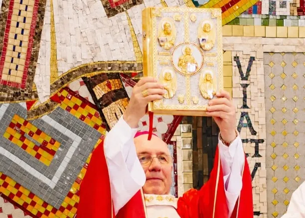 Fiéis lotam igreja para receber Dom Rafael em histórica celebração de São Pedro Apóstolo em Balneário Piçarras 
