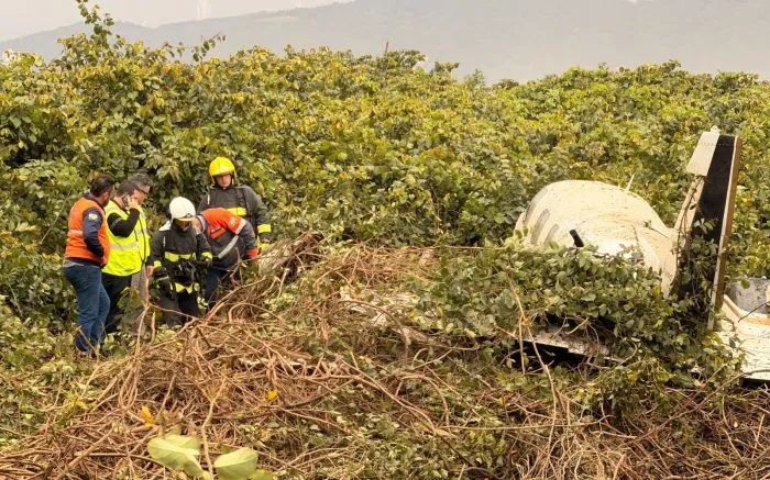 Piloto e copiloto seguem internados na UTI após queda de avião em Navegantes