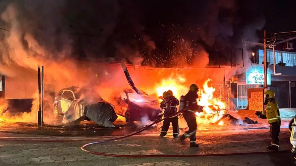 Incêndio destrói viaturas em Araquari e polícia aponta ação criminosa