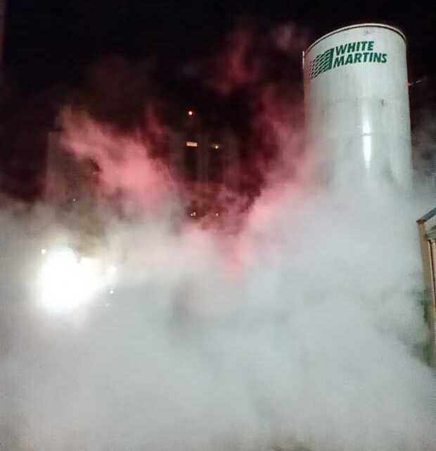 Perigo: Oxigênio líquido refrigerado vaza de cilindro da White Martins no Hospital Marieta Konder Bornanhausen em Itajaí