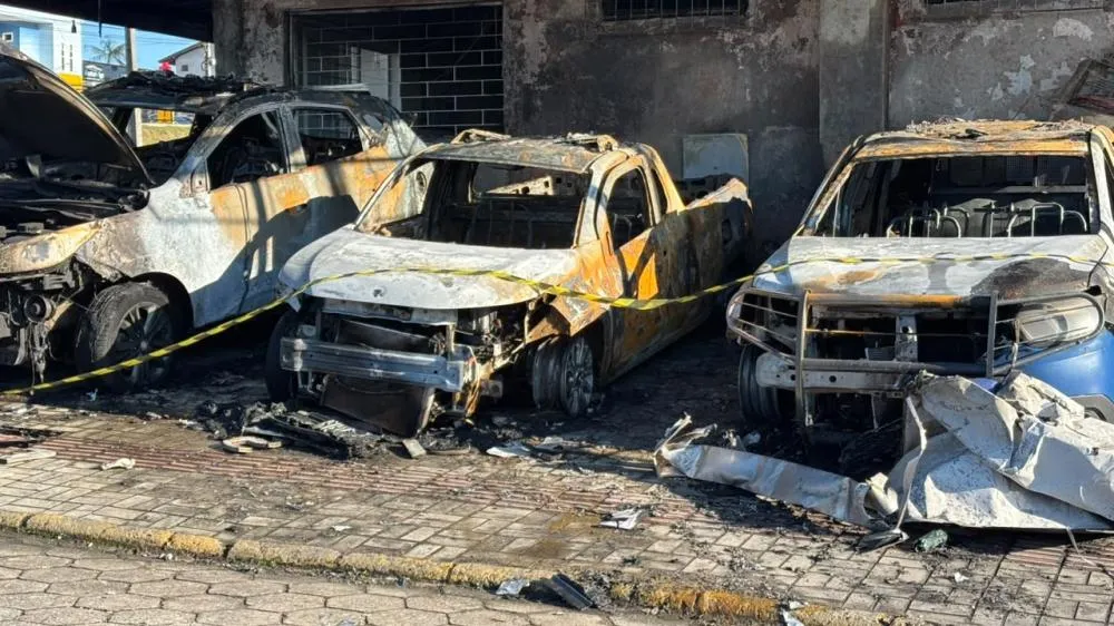 Trio é flagrado no incêndio criminoso que destruiu quatro veículos da Segurança Pública de Araquari