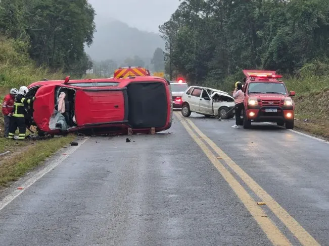 Motorista morre em grave acidente na BR-280 e quatro ficam feridos em Corupá 