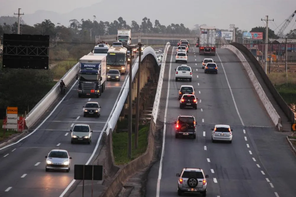 Obras nas pontes do rio Itajaí-açu bloqueiam uma faixa em cada sentido nesta semana