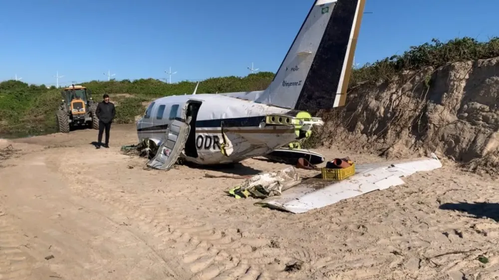 Tripulantes do avião que caiu na praia de Navegantes recebem alta após dias na UTI